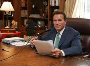 Arnold Schwarzenegger a subliniat că şapte milioane de oameni mor anual din cauza poluării. „Hai să vorbim despre asta, nu despre creşterea nivelului mării sau topirea gheţii. Ucidem copii”, a spus actorul, cerând o formulare clară şi directă a problemei. În opinia sa, adevăratul obiectiv este eliminarea combustibililor fosili şi reducerea drastică a poluării. (Sursa foto: facebook / Arnold Schwarzenegger)